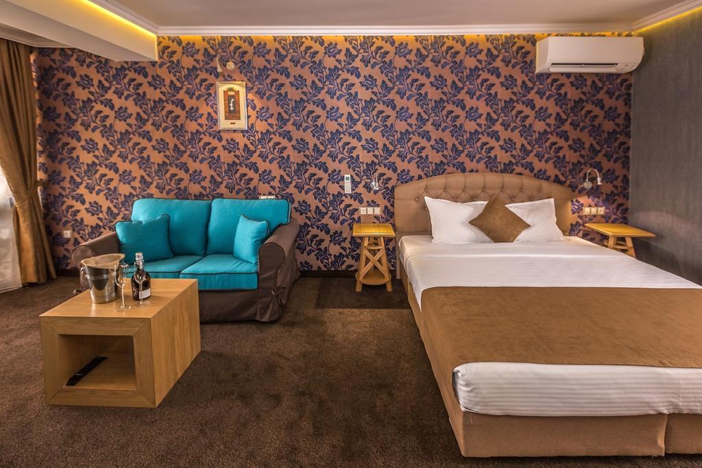 8 1/2 Art Guest House Plovdiv Esterno foto