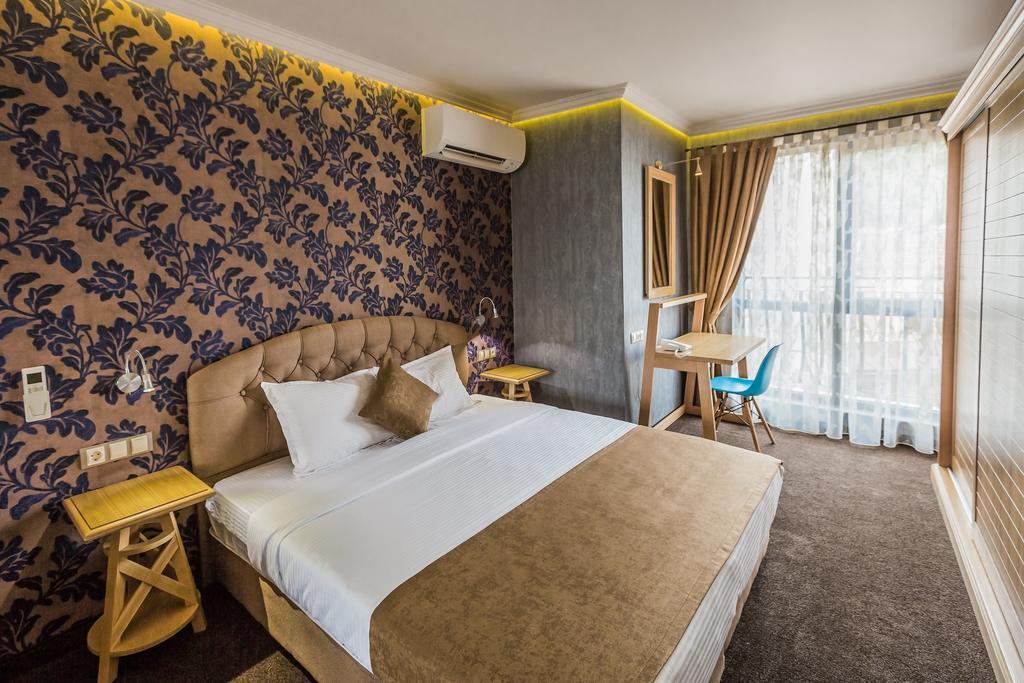 8 1/2 Art Guest House Plovdiv Esterno foto
