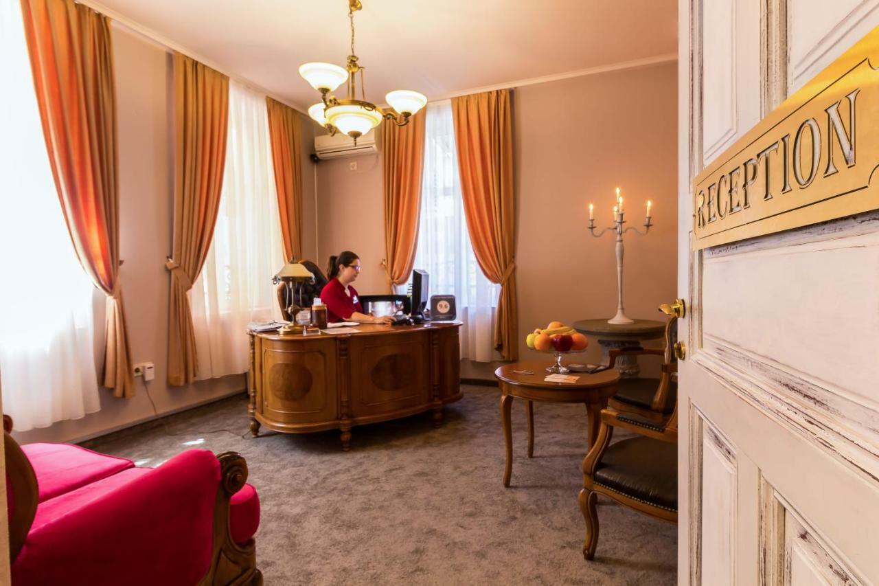 8 1/2 Art Guest House Plovdiv Esterno foto